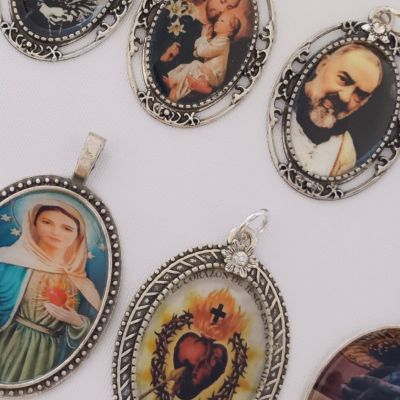 Medallas religiosas de santos y advocaciones marianas