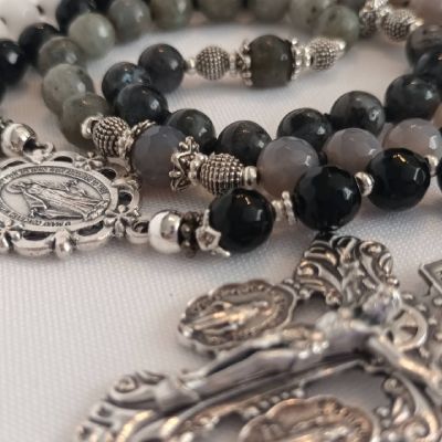 Rosarios y coronillas religiosas de cuentas de piedra y metal